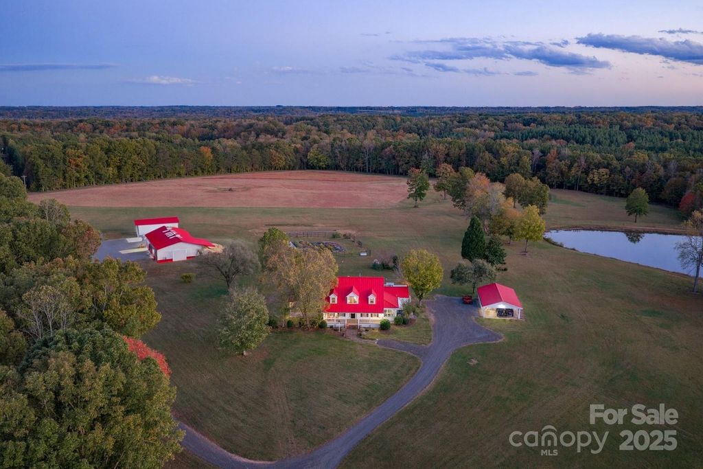 1260 Beaver Island Trail Road, Walnut Cove, NC 27052