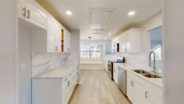 1618 San Francisco Street, Carrollton, TX 75007