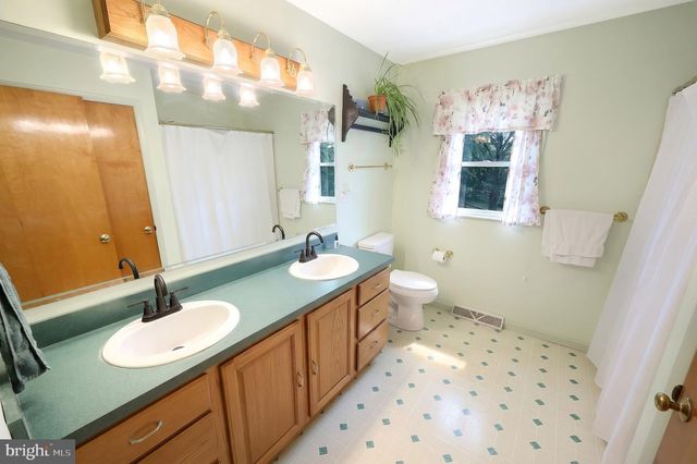 2022 NORTH DR, York, PA 17408