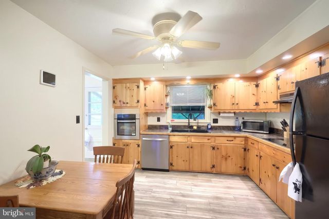 2022 NORTH DR, York, PA 17408