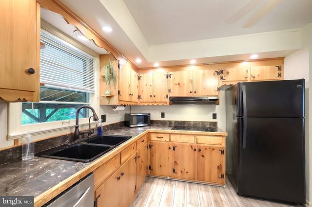 2022 NORTH DR, York, PA 17408