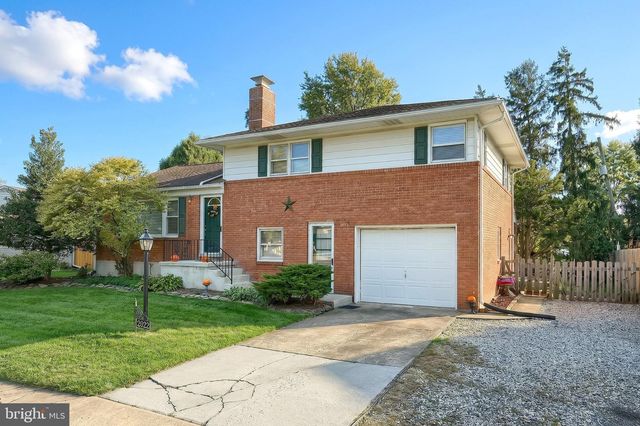 2022 NORTH DR, York, PA 17408