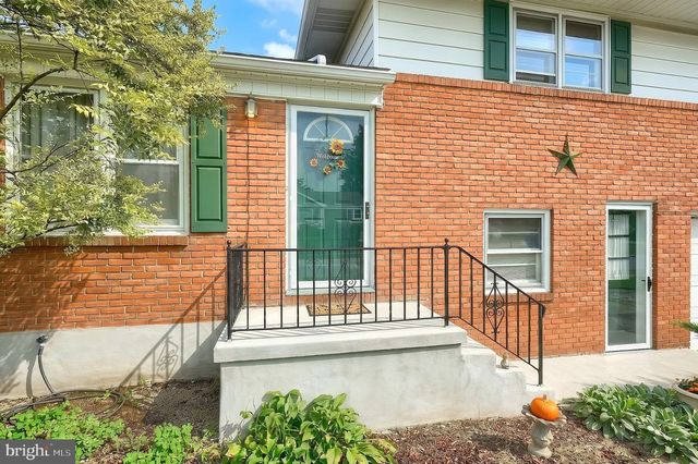 2022 NORTH DR, York, PA 17408