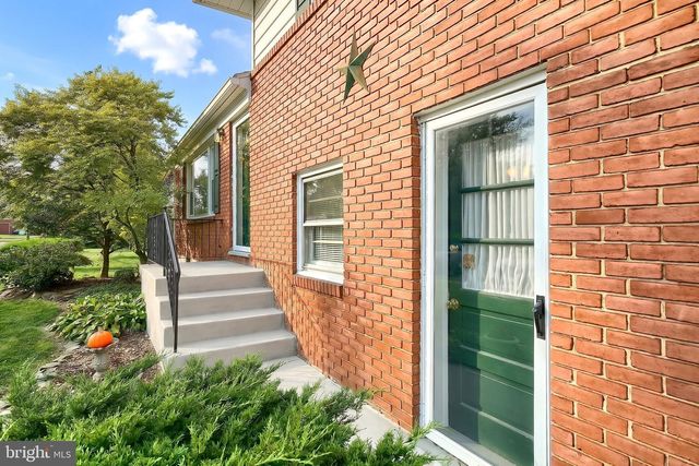 2022 NORTH DR, York, PA 17408
