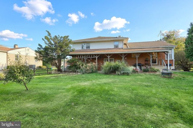 2022 NORTH DR, York, PA 17408