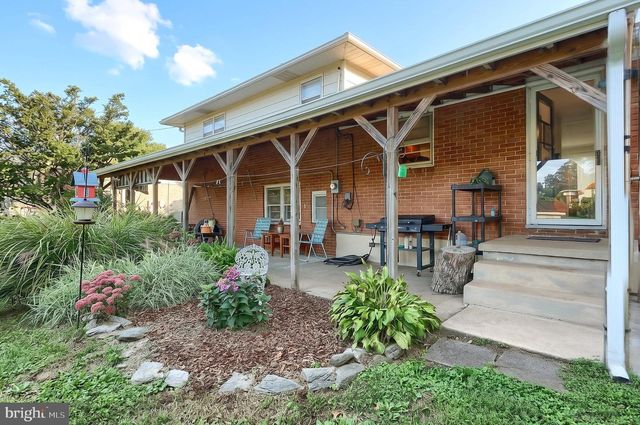 2022 NORTH DR, York, PA 17408