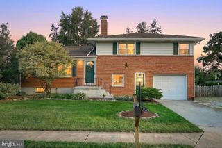 2022 NORTH DR, York, PA 17408