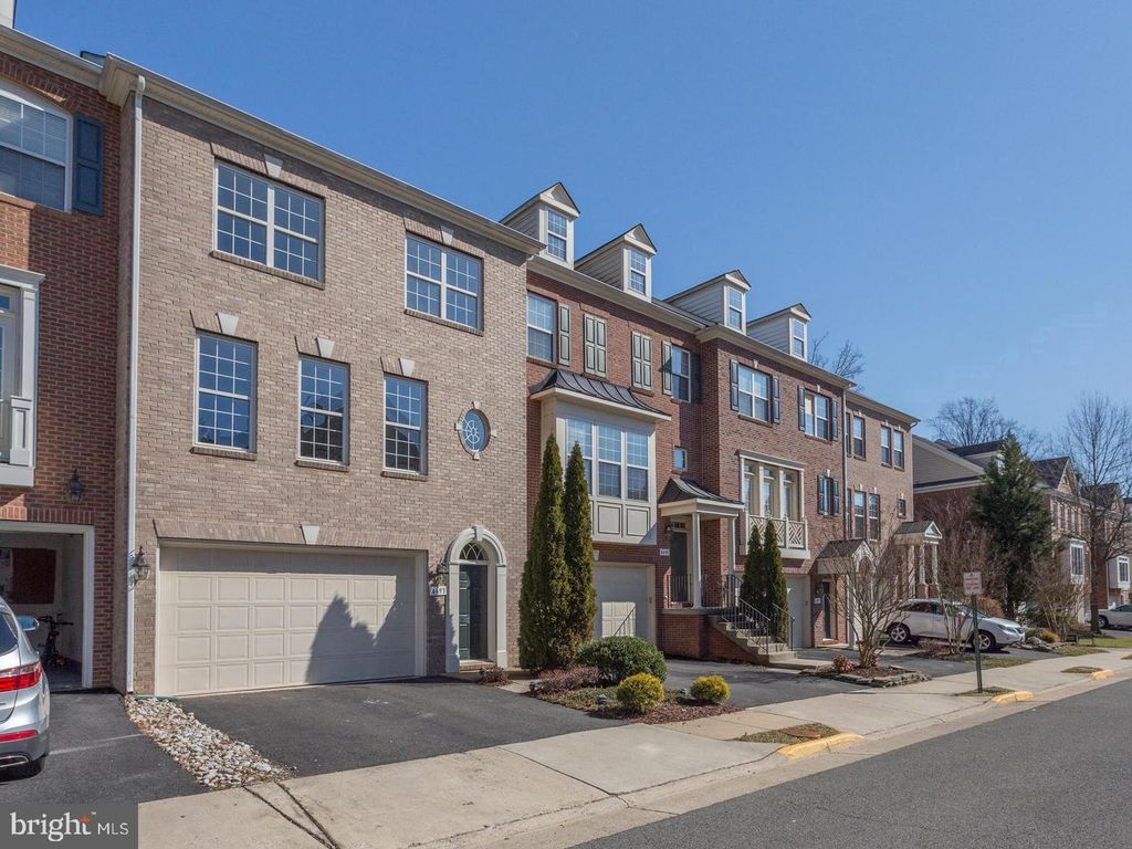 4493 MONMOUTH ST, Fairfax, VA 22030