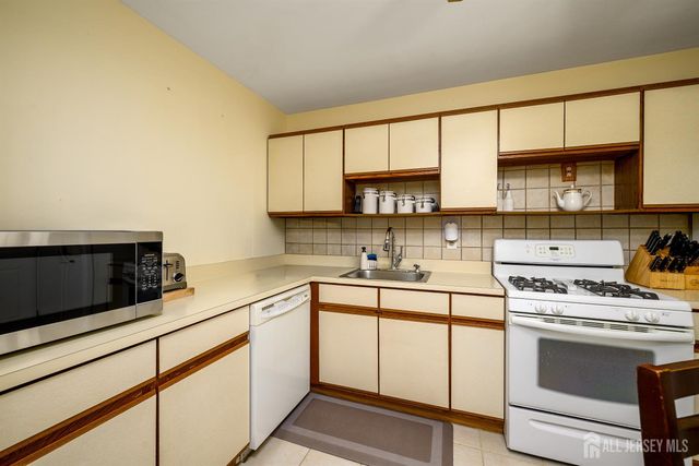 136 Woodmere Drive, Parlin, NJ 08859