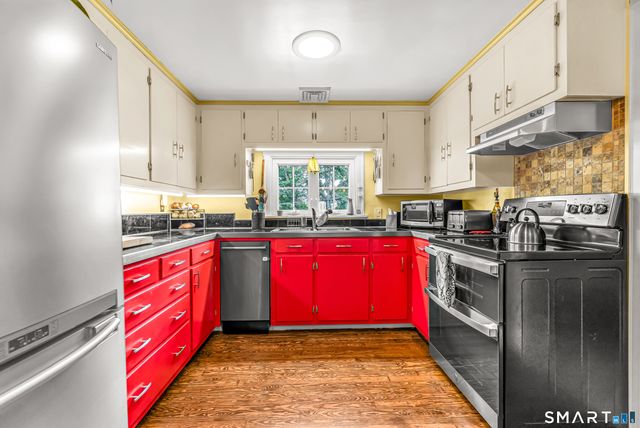 1 Glenwood Avenue, Naugatuck, CT 06770