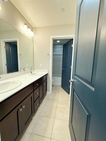 202 Amberwind Cir, Oakley, CA 94561