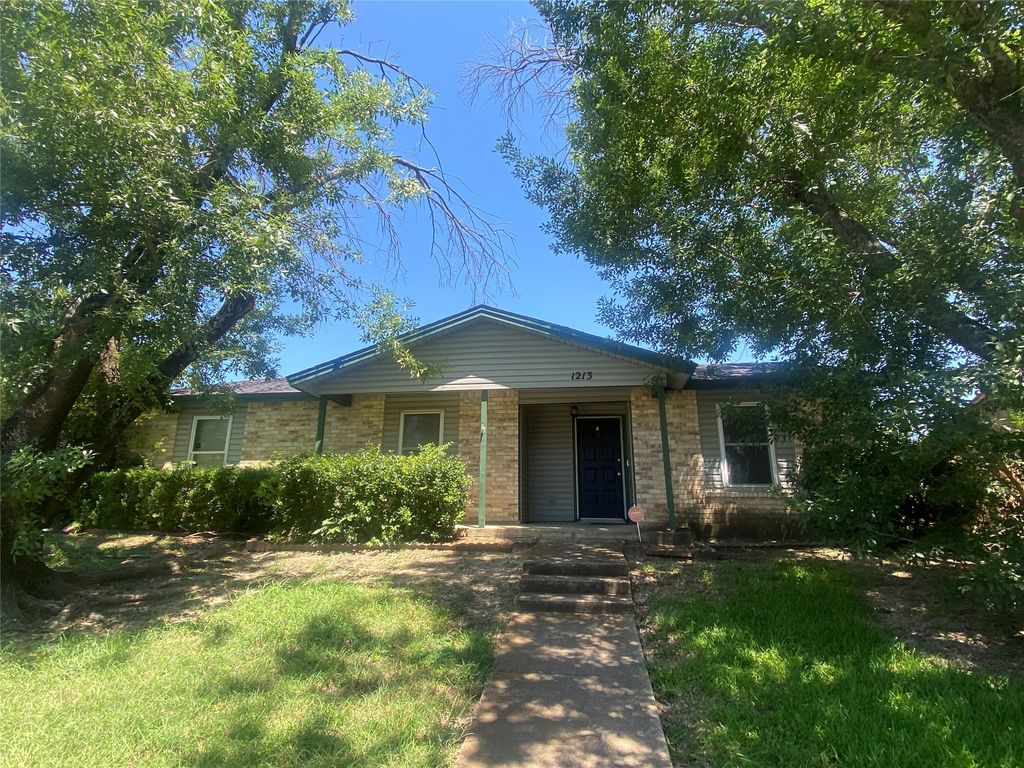 1213 Southridge Drive, Lancaster, TX 75146
