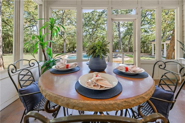 5821 Stallion Ridge, College Station, TX 77845