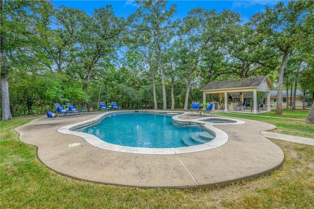 5821 Stallion Ridge, College Station, TX 77845