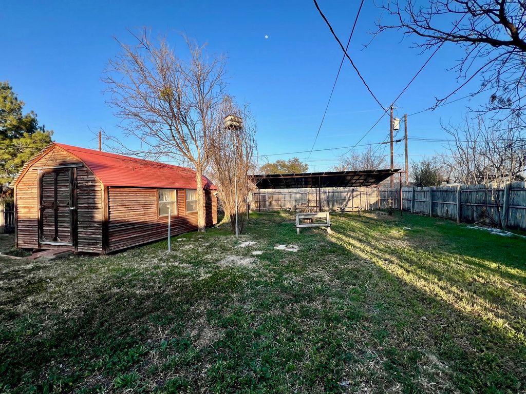 Image 14 of property listing at 1102 Ardmore Street, San Angelo, TX 76905