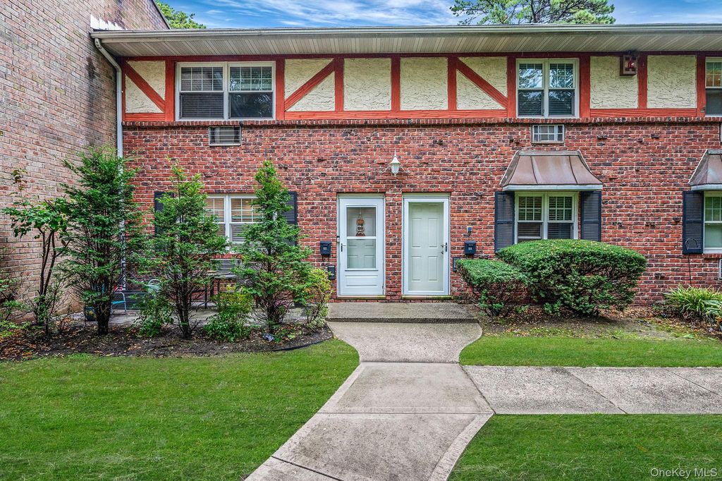 21 Glen Hollow Drive G2, Holtsville, NY 11742