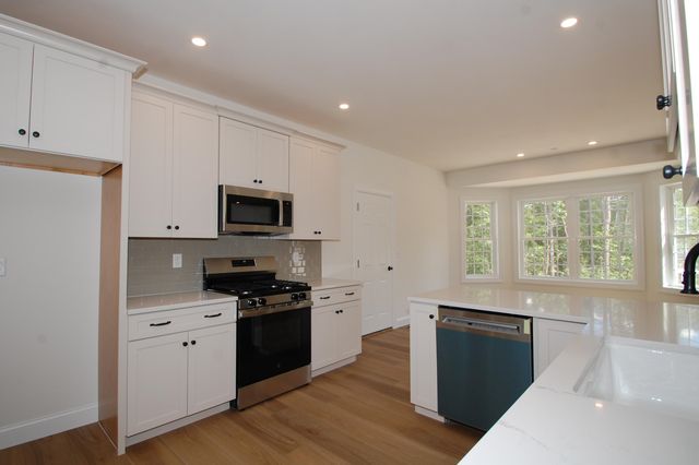 122 South Road, Londonderry, NH 03053