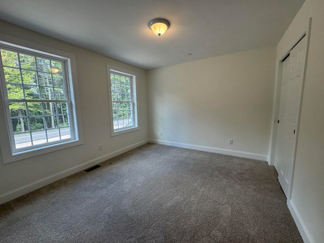 122 South Road, Londonderry, NH 03053