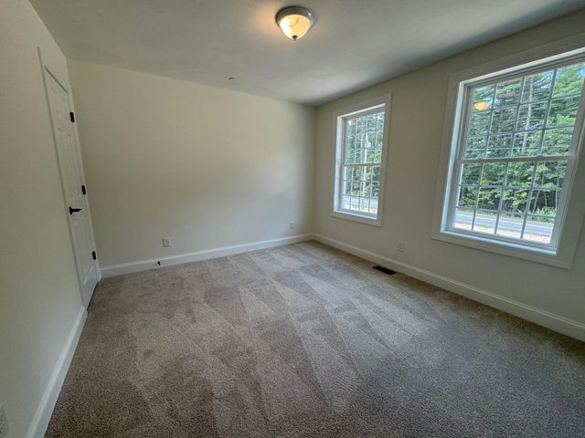 122 South Road, Londonderry, NH 03053
