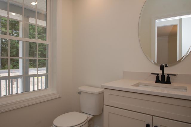 122 South Road, Londonderry, NH 03053