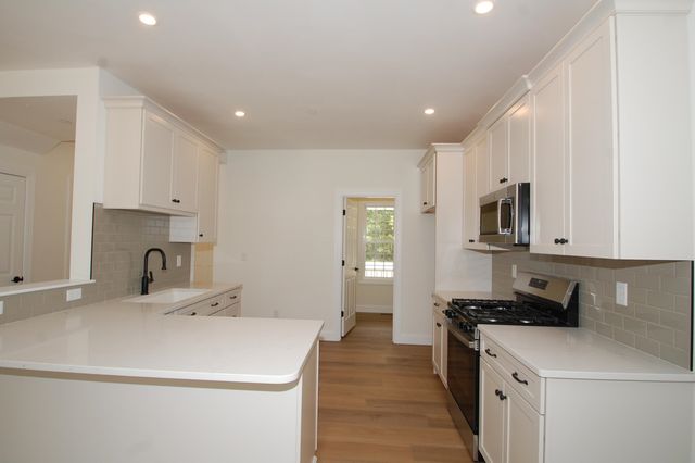 122 South Road, Londonderry, NH 03053