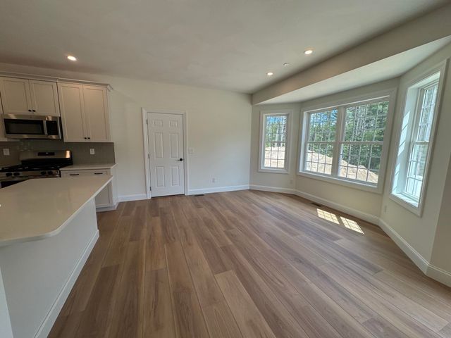 122 South Road, Londonderry, NH 03053
