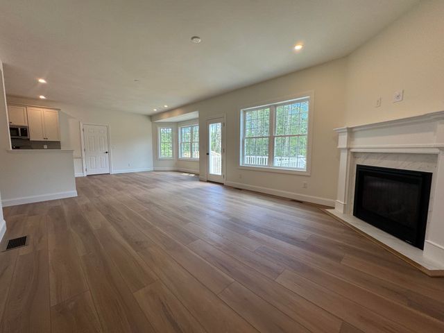 122 South Road, Londonderry, NH 03053