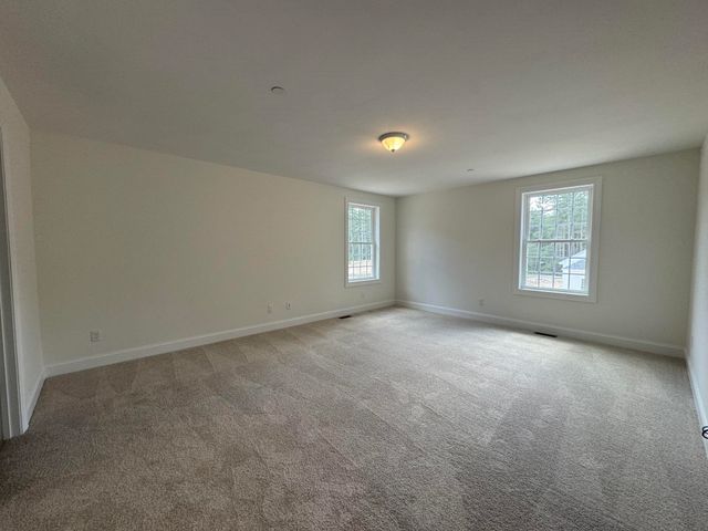 122 South Road, Londonderry, NH 03053