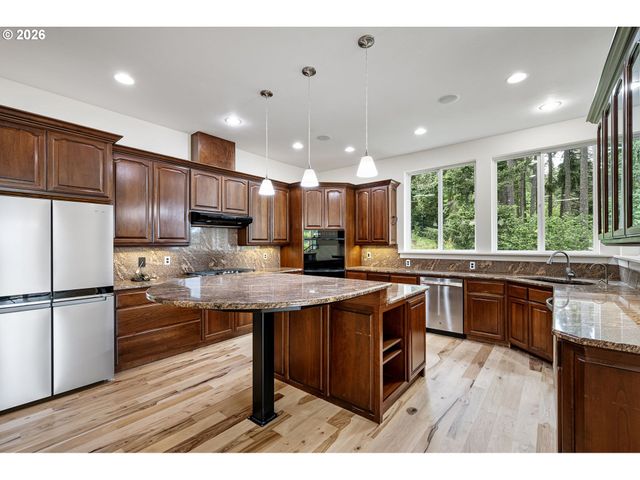 34394 Deerwood Dr, Eugene, OR 97405