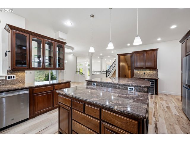 34394 Deerwood Dr, Eugene, OR 97405