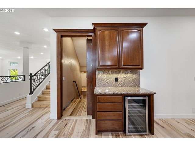 34394 Deerwood Dr, Eugene, OR 97405