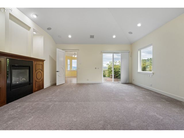 34394 Deerwood Dr, Eugene, OR 97405