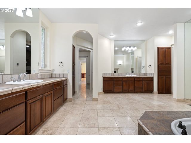 34394 Deerwood Dr, Eugene, OR 97405