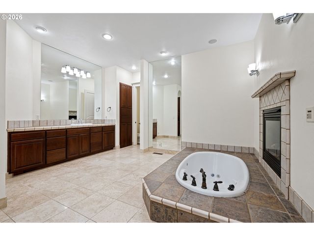34394 Deerwood Dr, Eugene, OR 97405
