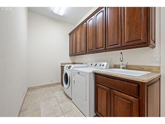 34394 Deerwood Dr, Eugene, OR 97405