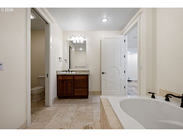 34394 Deerwood Dr, Eugene, OR 97405