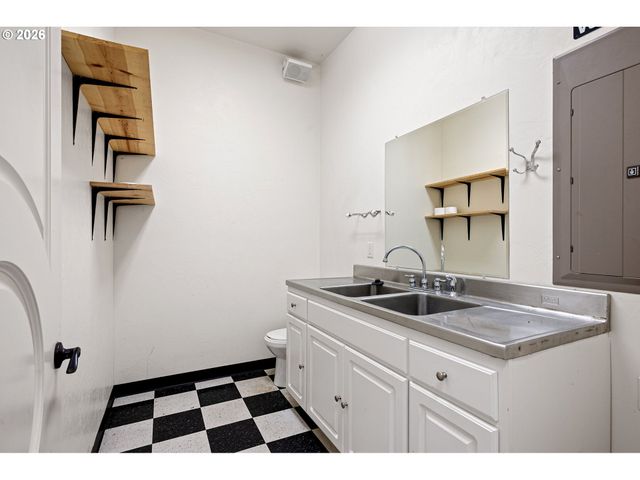 34394 Deerwood Dr, Eugene, OR 97405