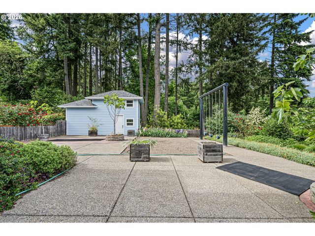 34394 Deerwood Dr, Eugene, OR 97405