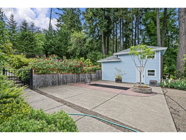 34394 Deerwood Dr, Eugene, OR 97405