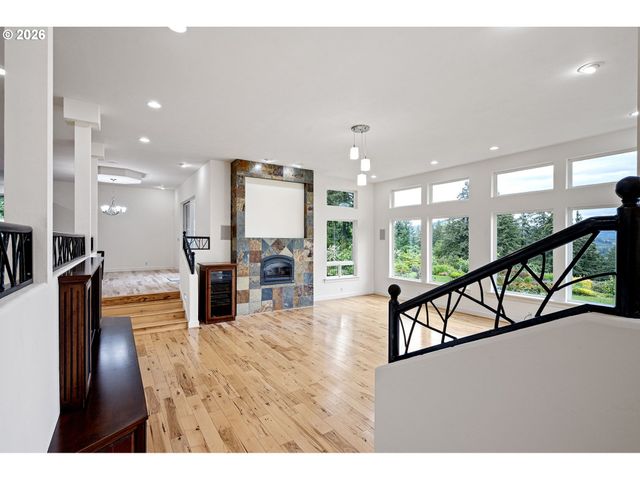34394 Deerwood Dr, Eugene, OR 97405
