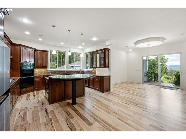 34394 Deerwood Dr, Eugene, OR 97405