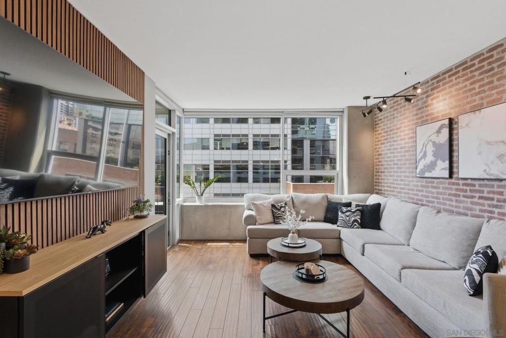 Image 4 of property listing at 321 Tenth Ave 606, San Diego, CA 92101