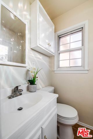 2221 N Valley Street, Burbank, CA 91505