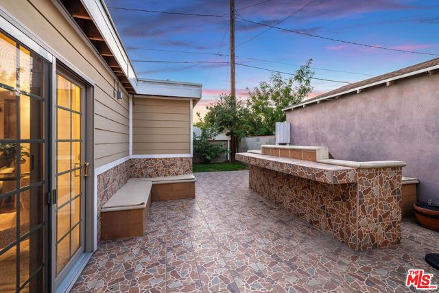 2221 N Valley Street, Burbank, CA 91505