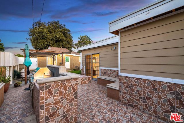 2221 N Valley Street, Burbank, CA 91505