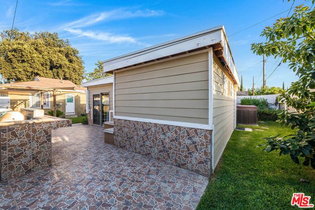 2221 N Valley Street, Burbank, CA 91505