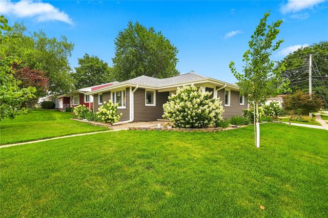 1469 Golfview Drive NE, Cedar Rapids, IA 52402