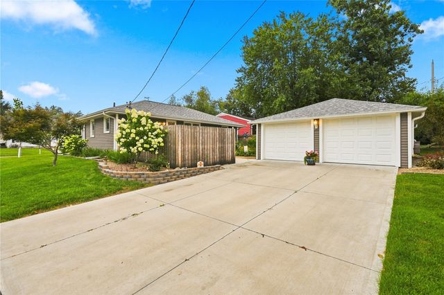 1469 Golfview Drive NE, Cedar Rapids, IA 52402