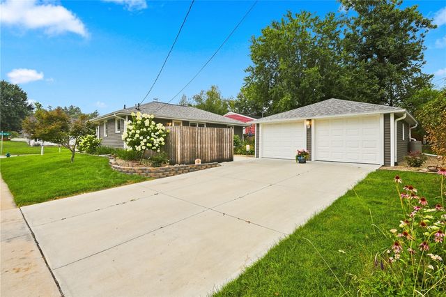 1469 Golfview Drive NE, Cedar Rapids, IA 52402