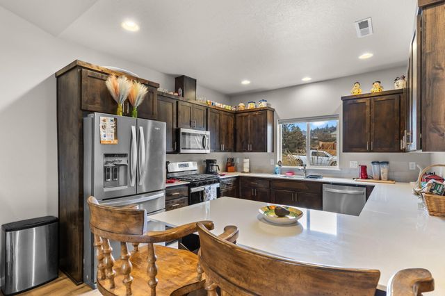 591 SW Cassidy Avenue, Madras, OR 97741